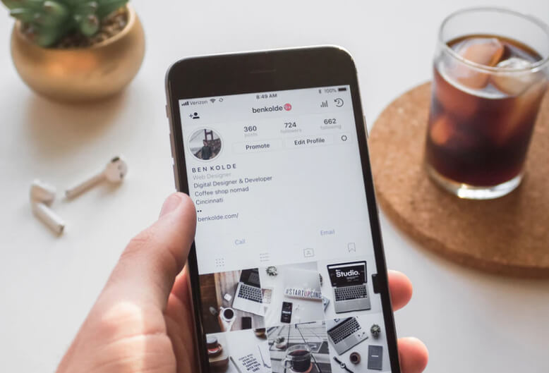How to Use Instagram as a Blogger (Social Promotion) Image of App and Table