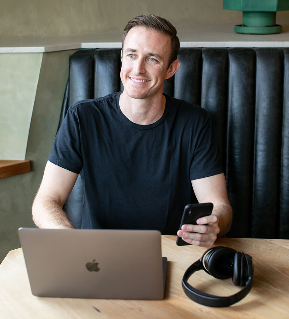 Ryan Robinson Blogger Working in Coffee Shop on a Blog Business Plan
